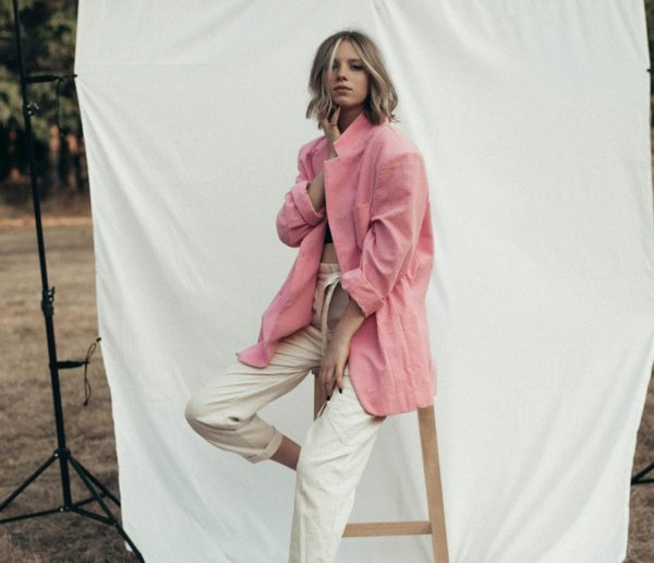 Quali sono i migliori consigli per incorporare dettagli in raso in un outfit casual senza esagerare?