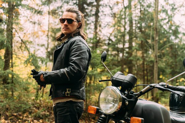 Come scegliere la giacca da moto perfetta per un look ispirato agli anni '60 senza sembrare costumato?