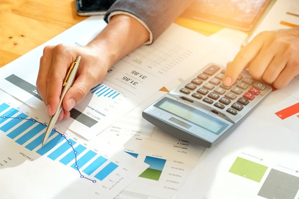 Come posso calcolare il ROI (Return on Investment) di una ristrutturazione di un appartamento in centro a Firenze per la locazione turistica?