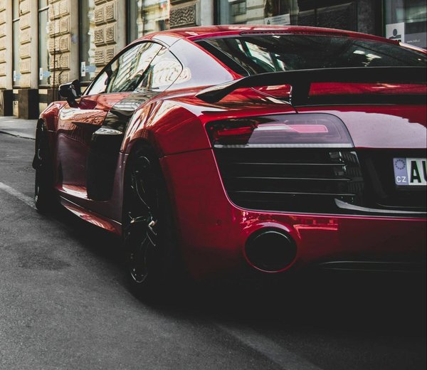 Quali sono le specifiche da considerare nella scelta di un impianto di scarico sportivo per un'auto a benzina?